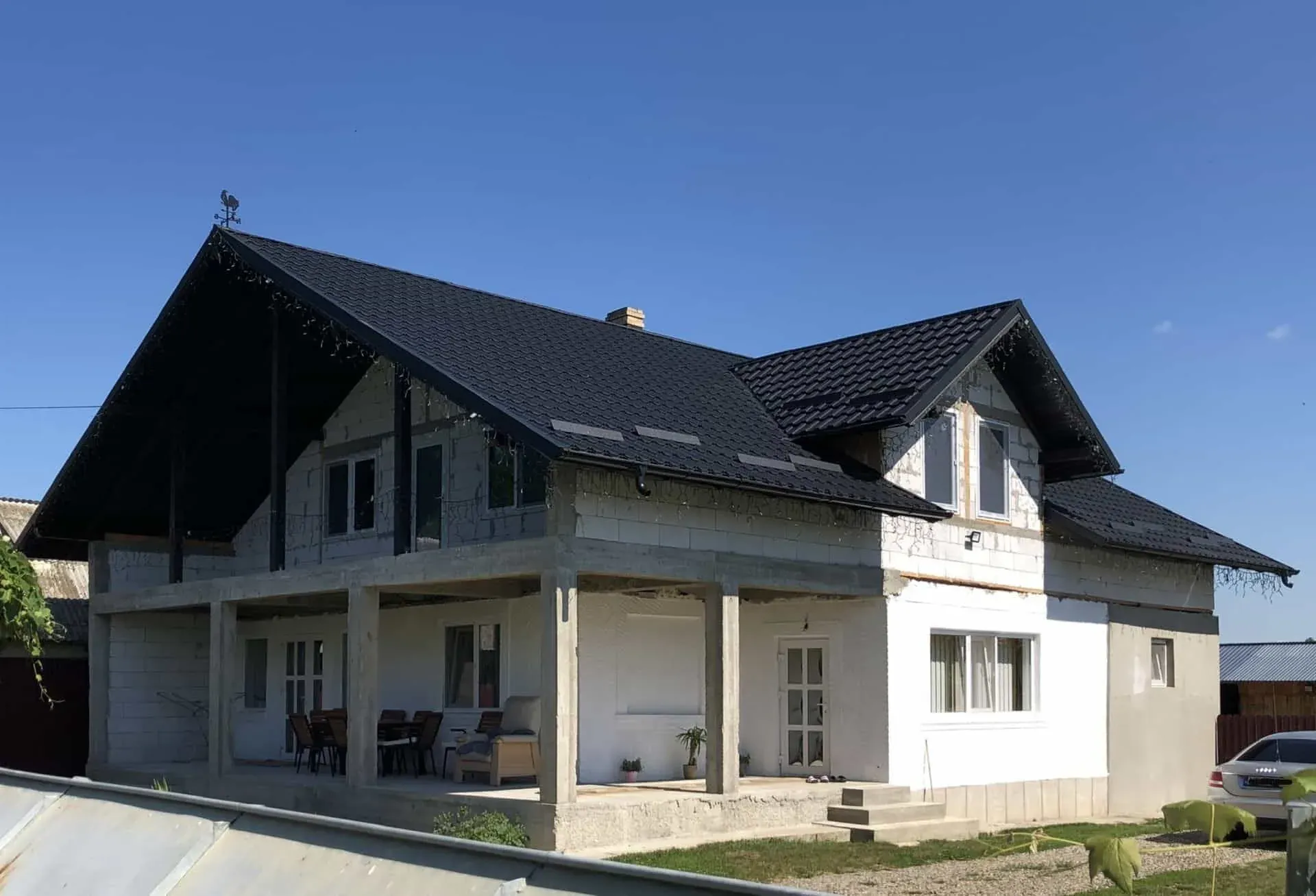 Casă cu acoperiș metalic nou